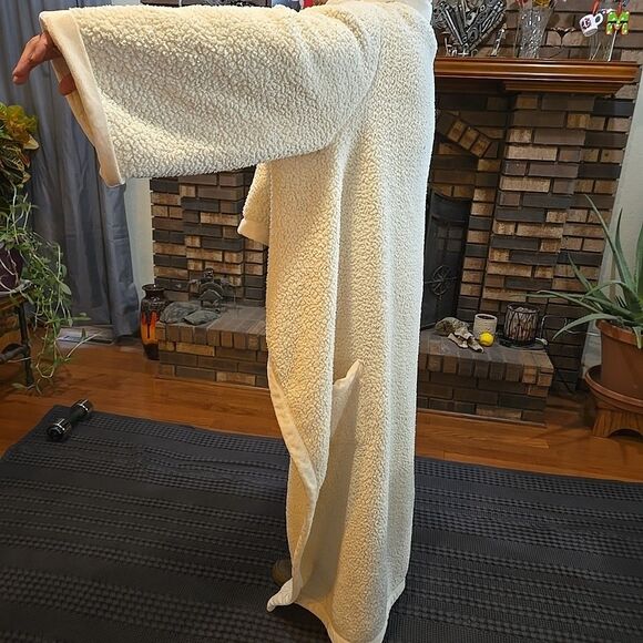 Lambie Wearable Blanket wSleeves 68x56in BathandBodyWorks Robe SOFT Fleece Cream - Picture 7 of 16